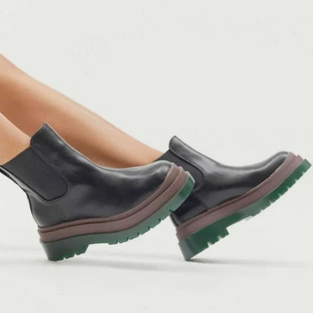 Urban Outfitters UO Betty Treaded Chunky Chelsea Boot Size 6